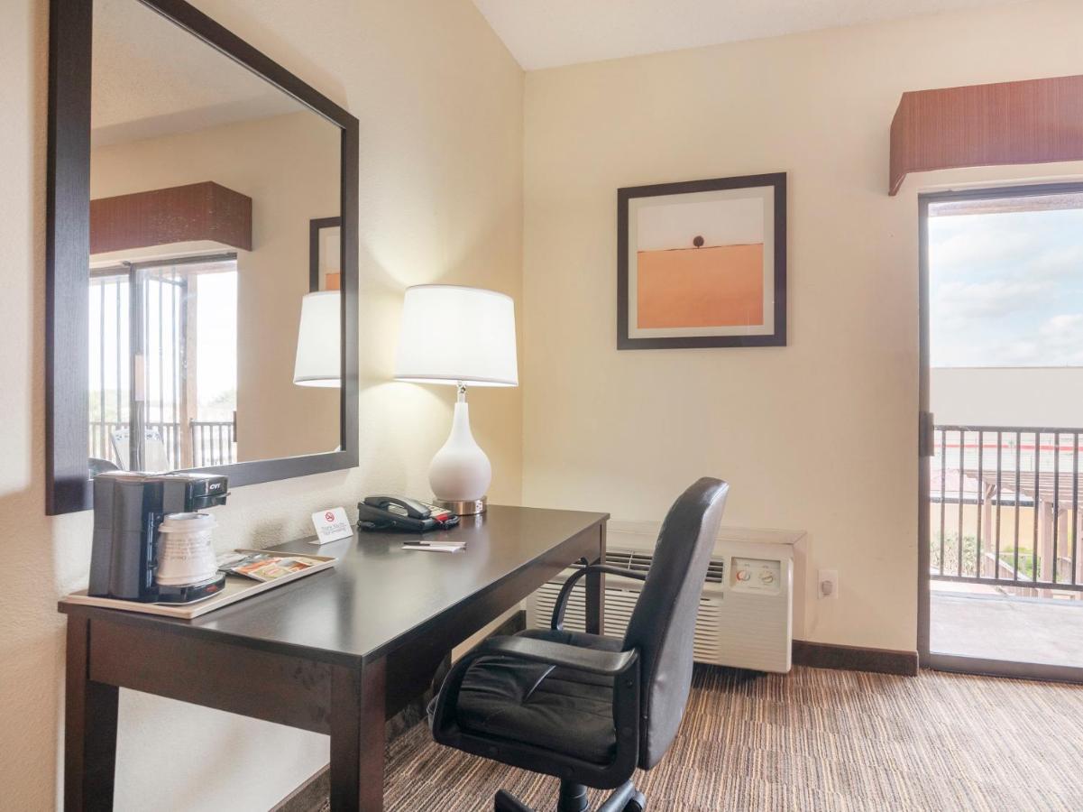 Baymont By Wyndham Houston North Exterior foto